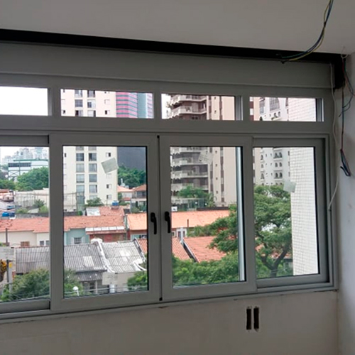 PERSIANA MOTORIZADA INTEGRADA ACÚSTICA C/ CONTROLE REMOTO 4 FOLHAS 2 FIXAS 2 MOVEL FOSCO