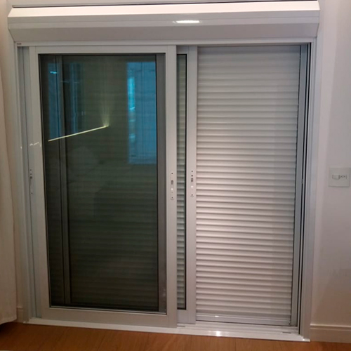 PORTA DE CORRER C/PERSIANA INTEGRADA 2 FOLHAS E MOTORIZADA NO CONTROLE REMOTO