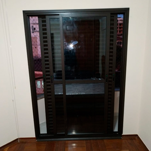PORTA ACÚSTICA DE CORRER 4 FOLHAS COM 2 VENEZIANA E 2 VIDRO
